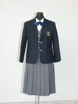 [写真]女子学生標準服