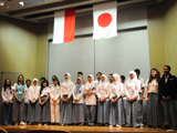 [写真]インドネシア理系生徒23名と引率教員2名が本校学生との交流のために来校しました
