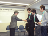 [写真]第5回近畿地区英語プレゼンテーションコンテストで優勝しました！