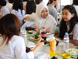 [写真]インドネシア理系生徒21名と引率教員2名が本校学生との交流のために来校しました