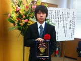 [写真]本校学生が電気学会高校生懸賞論文コンテストで入賞し、表彰されました