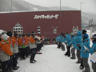 [写真] スキースクール開校式での学生代表挨拶