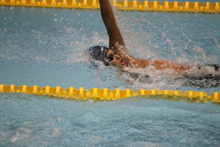 [写真] 男子400mメドレーリレー（背泳ぎ）