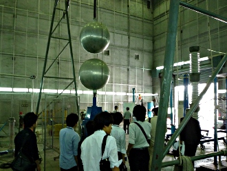 [写真] 電気工学科の研究・実験施設を訪問