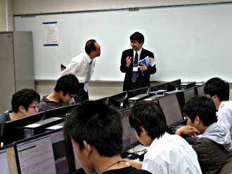 [写真] 総合情報センターでは情報処理の授業を見学させていただき、授業における学生の取り組みを説明いただきました。