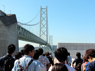[写真] 舞子デッキから見た明石海峡大橋