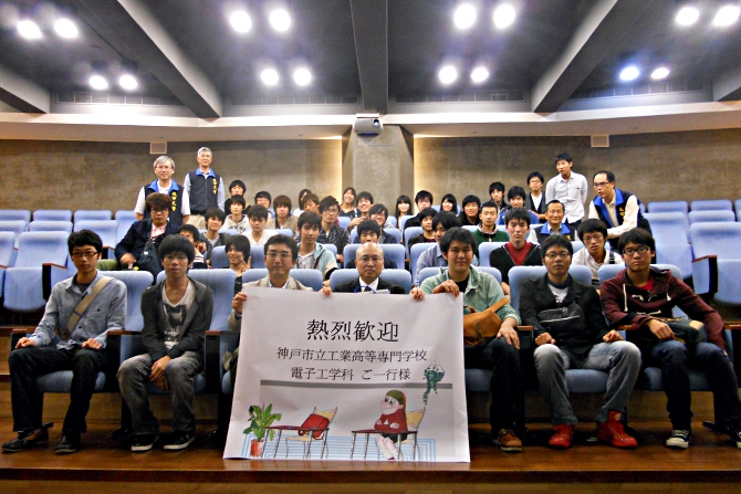 [写真] 台北城市科技大学電子工学科教室での記念撮影