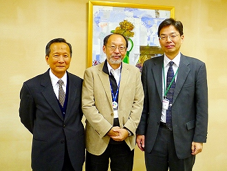 [写真] 神戸YMCAの田村事務長(中央)との記念撮影