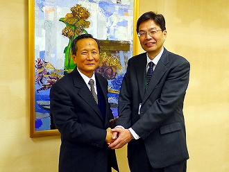 [写真] 台北城市科技大学Chair Prof.Dr.Huang先生(左)と赤対副校長先生(右)