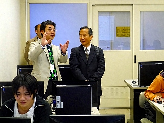 [写真] 本校の総合情報センターについても戸崎先生から詳しくご紹介をいただきました