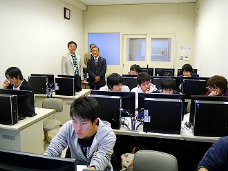 [写真] 総合情報センターでは電子工学科戸崎先生の実験実習を見学させていただきました