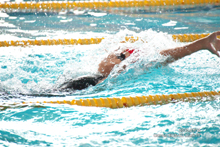 [写真] 女子50m背泳ぎ