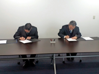 畑研究科長と伊藤校長による協定書への署名