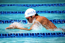 力泳する選手（平泳ぎ）