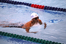 力泳する選手（平泳ぎ）