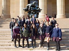 美術館の前でホストスチューデントと現地の学生との写真