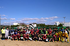 3チームが混ざっての試合後の記念撮影（赤：Freemen FC，緑：明石高専，白：神戸高専）