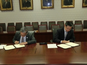 東京工業大学三島学長と本校山�ｱ校長による協定書への署名