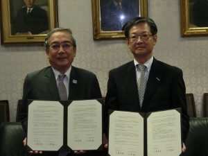 教育研究交流協定を締結（左から東京工業大学三島学長、本校山崎校長）