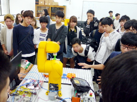 電気工学科のロボット技術館で(2)