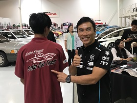 元F1ドライバーの佐藤琢磨選手との写真