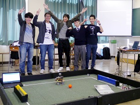 電気工学実験部によるロボカップサッカーロボット実演