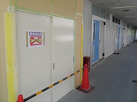 一般科棟と講義棟の各階のトイレが洋式化のための改修工事に入りました