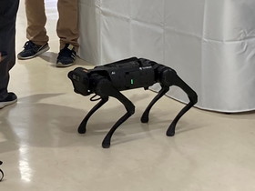 大人気の4足歩行犬型ロボット
