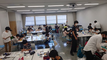 工作の様子です。学生ボランティア(神戸高専および神戸市外大)がサポートしています。