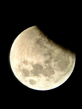 月食1(18時19分撮影)