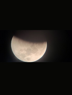 月食2(18時35分撮影)
