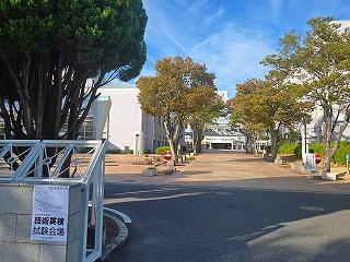 試験当日の正門案内