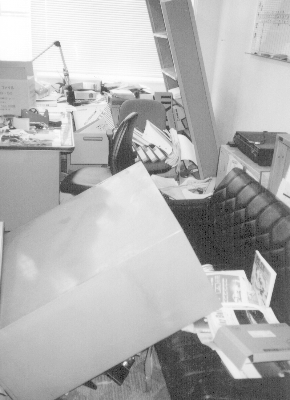 写真2-1 被災を受けた研究室の惨状