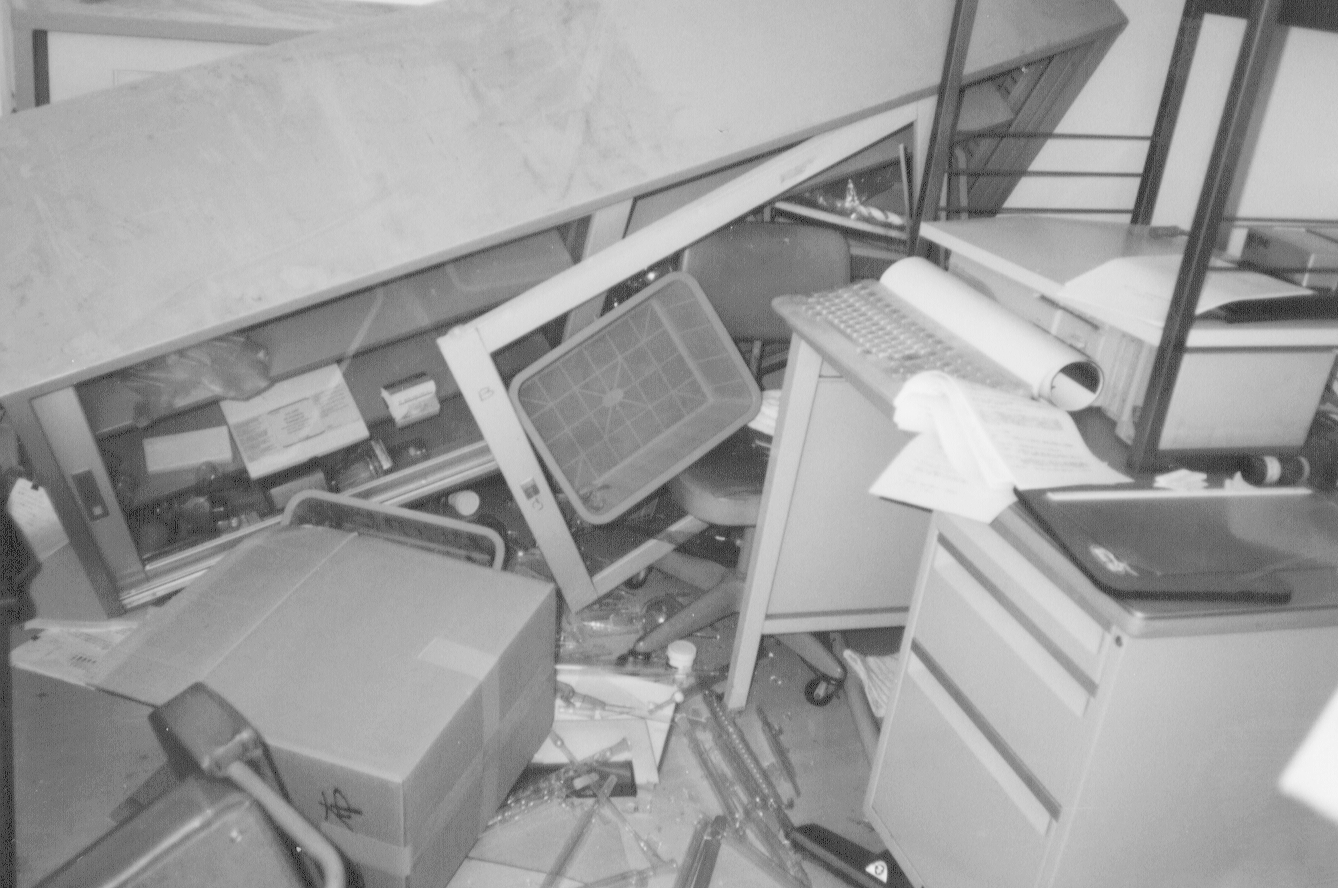 写真2-2 有機化学実験室の惨状