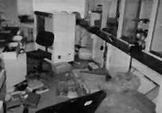 写真2-3 散乱した卒研室の内部